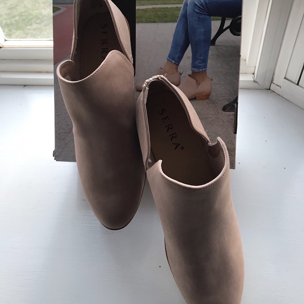 NWT never worn tan ankle booties